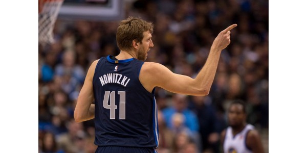 Dirk Nowitzki on palannut Mavericksin kokoonpanoon