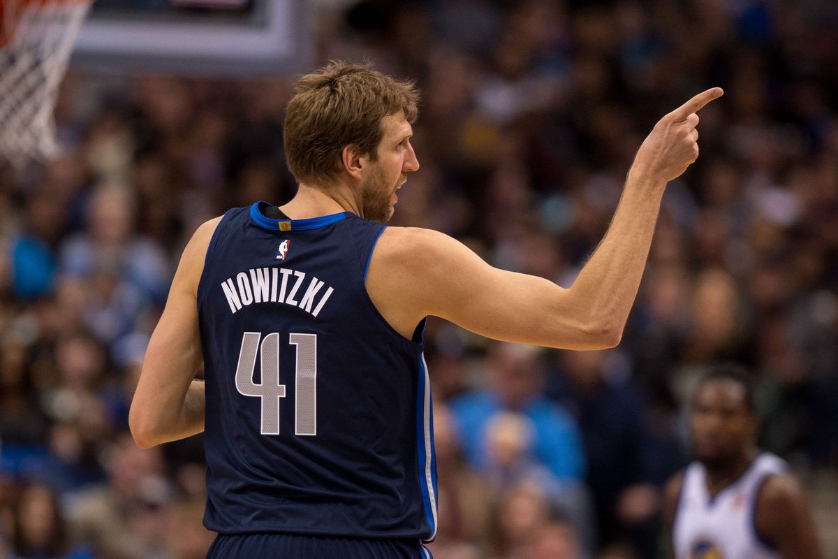 Dirk Nowitzki on palannut Mavericksin kokoonpanoon